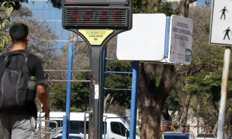 O Brasil enfrenta um período extremamente instável com altas temperaturas e chuvas moderadas a fortes em várias regiões, aumentando os riscos de problemas de saúde.