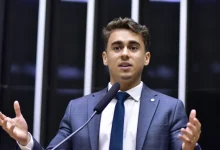 Caixa Econômica Federal adia sorteio da Mega da Virada, gerando reações de desconfiança e críticas política. O sorteio finalmente ocorreu na manhã de quinta-feira, com seis apostas dividindo o prêmio recorde.