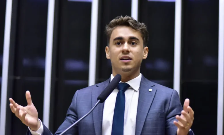 Caixa Econômica Federal adia sorteio da Mega da Virada, gerando reações de desconfiança e críticas política. O sorteio finalmente ocorreu na manhã de quinta-feira, com seis apostas dividindo o prêmio recorde.