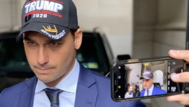 Polícia Federal determina retorno de Eduardo Bolsonaro à lotação de origem após cassação de mandato. Decisão reitera importância da regularização funcional e providências administrativas.