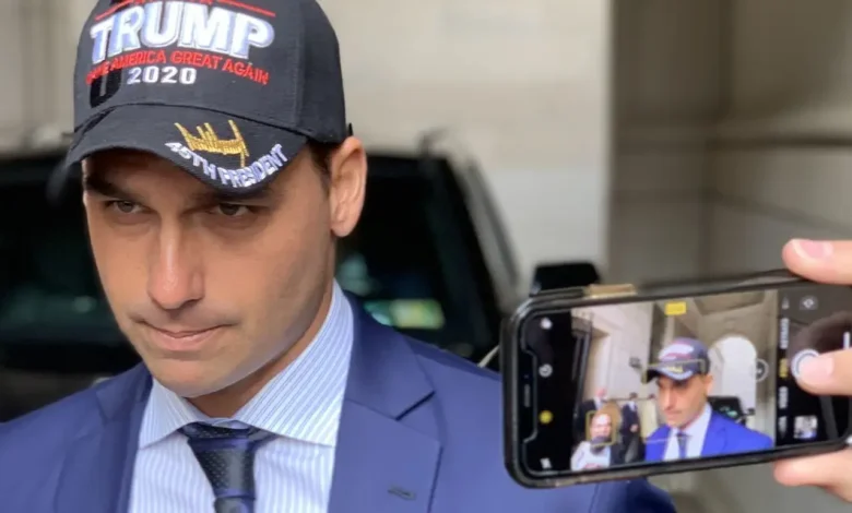 Polícia Federal determina retorno de Eduardo Bolsonaro à lotação de origem após cassação de mandato. Decisão reitera importância da regularização funcional e providências administrativas.