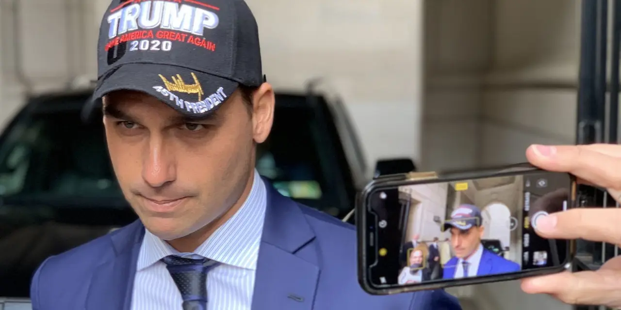 Polícia Federal determina retorno de Eduardo Bolsonaro à lotação de origem após cassação de mandato. Decisão reitera importância da regularização funcional e providências administrativas.