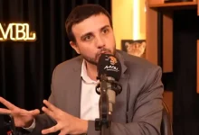 Renan Santos gerou polêmica após declaração agressiva em live contra senador Flávio Bolsonaro, reafirmando críticas e defendendo "morte política" como forma de criticar sua atuação.