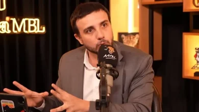 Renan Santos gerou polêmica após declaração agressiva contra senador Flávio Bolsonaro 2 Renan Santos gerou polêmica após declaração agressiva em live contra senador Flávio Bolsonaro, reafirmando críticas e defendendo "morte política" como forma de criticar sua atuação.