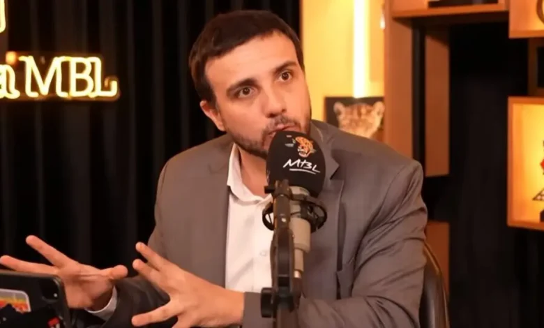 Renan Santos gerou polêmica após declaração agressiva em live contra senador Flávio Bolsonaro, reafirmando críticas e defendendo "morte política" como forma de criticar sua atuação.