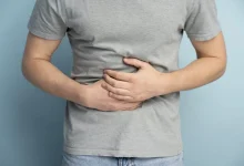 Pacientes com doença de Crohn enfrentam risco aumentado de sono ruim, ansiedade e depressão devido à inflamação intestinal crônica.