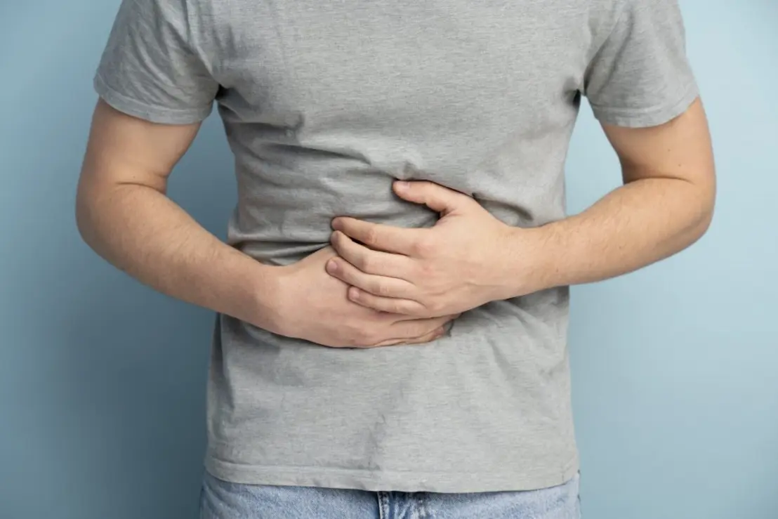 Pacientes com doença de Crohn enfrentam risco aumentado de sono ruim, ansiedade e depressão devido à inflamação intestinal crônica.