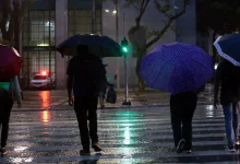 Chuvas intensas em Grande São Paulo deixam destruição e dificuldades para a população, com ruas alagadas e falta de energia elétrica.