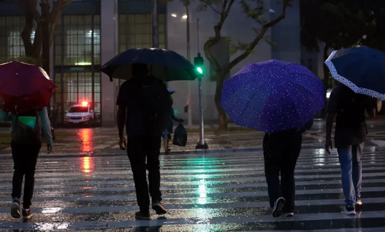 Chuvas intensas em Grande São Paulo deixam destruição e dificuldades para a população, com ruas alagadas e falta de energia elétrica.