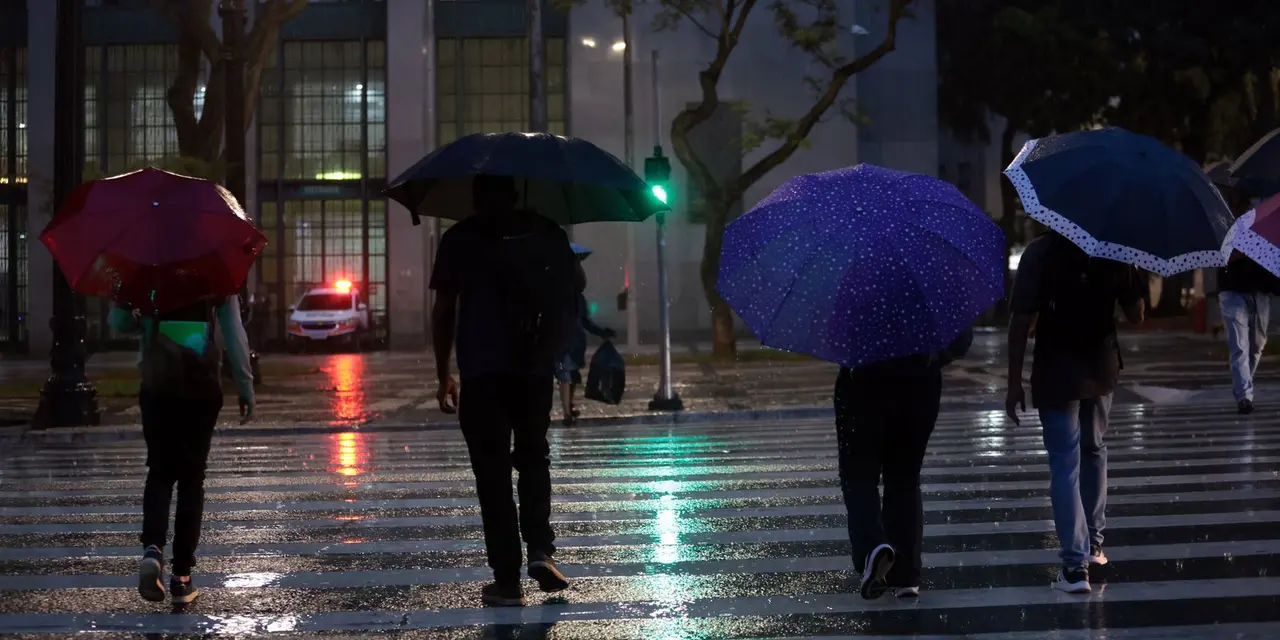 Chuvas intensas em Grande São Paulo deixam destruição e dificuldades para a população, com ruas alagadas e falta de energia elétrica.