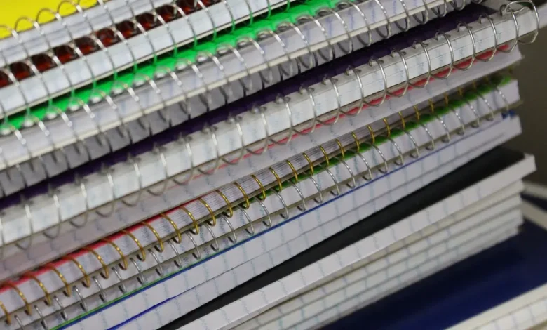 Pesquisa do Instituto Locomotiva revela que 8 em cada 10 famílias brasileiras reaproveitam materiais escolares, mas intenção de compra segue alta, especialmente em itens básicos.