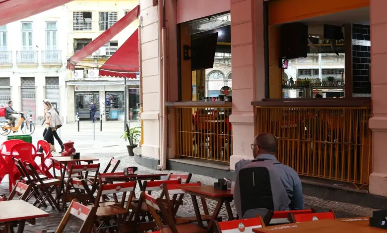 Volume de serviços no Brasil apresenta variação negativa em novembro, mas continua acima do nível pré-pandemia, com crescimento de 2,5% em relação a novembro de 2024.