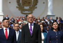 O regime venezuelano, através da Assembleia Nacional, anunciou a libertação de um "número significativo" de presos políticos. Entenda o contexto após a captura de Maduro.