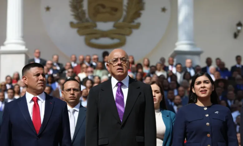 O regime venezuelano, através da Assembleia Nacional, anunciou a libertação de um "número significativo" de presos políticos. Entenda o contexto após a captura de Maduro.