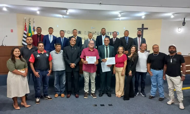 A Câmara de Paraguaçu Paulista homenageia a Secretaria de Esportes e Lazer e Júlio César de Almeida por gestão inclusiva e o projeto 'Esporte que Alimenta'. Saiba mais!