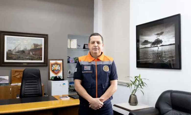 Coronel Rinaldo Monteiro assume comando da Casa Militar e Defesa Civil em São Paulo, após 30 anos de carreira ininterrupta na Polícia Militar, liderando equipes experientes para garantir segurança e estabilidade.