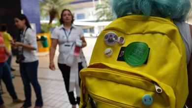 Desafios da mochila escolar: como evitar problemas de saúde em crianças e adolescentes. Conheça dicas para escolher e organizar a mochila corretamente e promover hábitos saudáveis.