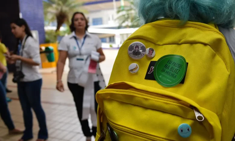 Desafios da mochila escolar: como evitar problemas de saúde em crianças e adolescentes. Conheça dicas para escolher e organizar a mochila corretamente e promover hábitos saudáveis.