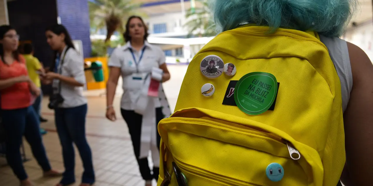 Desafios da mochila escolar: como evitar problemas de saúde em crianças e adolescentes. Conheça dicas para escolher e organizar a mochila corretamente e promover hábitos saudáveis.