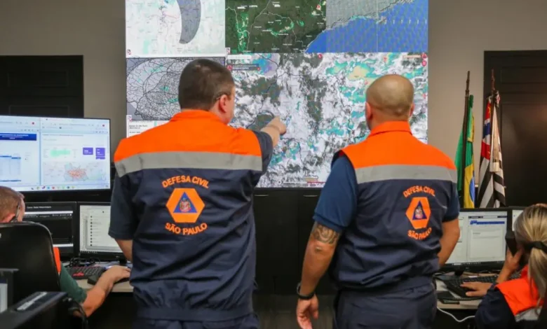 Chuvas intensas em São Carlos deixaram 24 dias de água em 24 horas. A Defesa Civil de SP está em alerta máximo para evitar alagamentos e deslizamentos de terra.