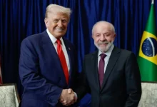 Presidente Lula adota tom combativo e evoca Lampião em recado a Trump, criticando tarifas dos EUA. Análise da nova retórica e o fim do 'Lulinha paz e amor'.