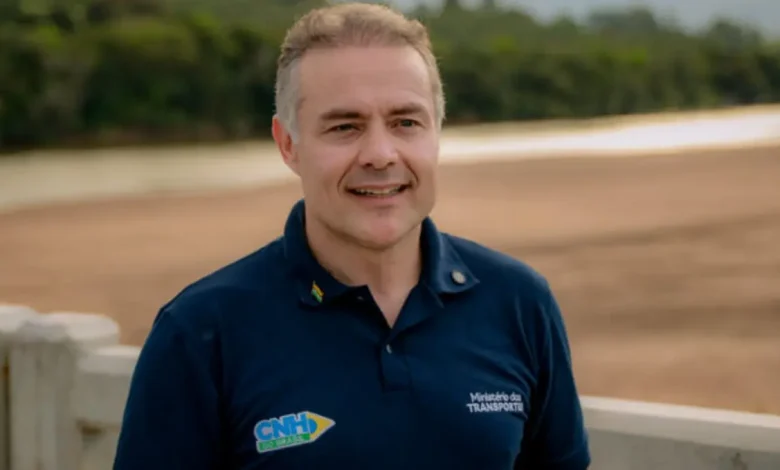 Ministro dos Transportes Renan Filho defende aproximação do PT com o MDB para ampliar candidatura do presidente Lula e ocupar o centro político.