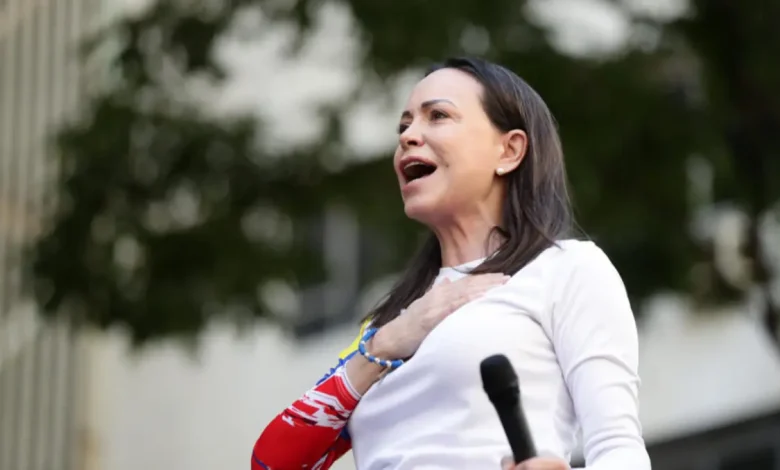 María Corina Machado, da oposição venezuelana, projeta eleições democráticas em menos de um ano. Acompanhe a análise da Folha de Paraguaçu sobre o complexo cenário político.