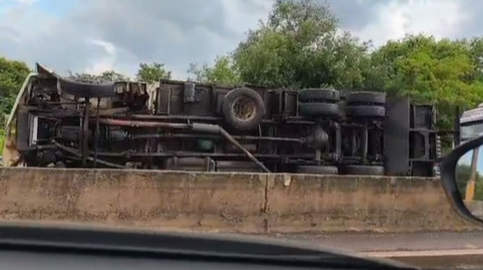 Caminhão Tomba na Raposo Tavares em Frente à Polícia em Assis 1 CAPA CAMINHAO TOMBADO ASSIS
