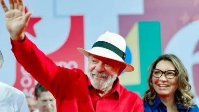 O presidente Lula reafirma sua visão de alianças políticas para além da esquerda e destaca a necessidade de se reeleger com estratégias políticas eficazes.