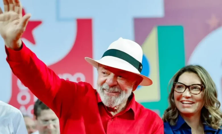 O presidente Lula reafirma sua visão de alianças políticas para além da esquerda e destaca a necessidade de se reeleger com estratégias políticas eficazes.