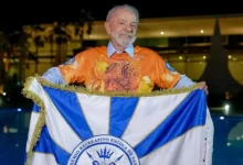 A Acadêmicos de Niterói homenageará Lula em seu desfile de Carnaval, gerando preocupações de controvérsias e riscos à candidatura de Lula à reeleição.