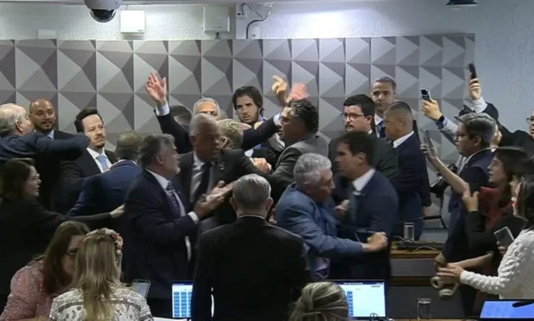 Última Análise: quebra de sigilos e CPIs geram tumulto e acusações de fraude, com implicações políticas significativas para o governo e figuras públicas.