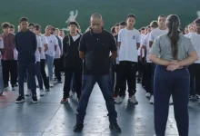 100 escolas da rede estadual de São Paulo implementam modelo cívico-militar em segunda-feira, promovendo desenvolvimento integral de crianças e adolescentes através de integração entre educação e militância.