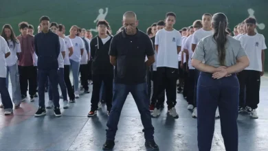 100 escolas da rede estadual de São Paulo implementam modelo cívico-militar em segunda-feira, promovendo desenvolvimento integral de crianças e adolescentes através de integração entre educação e militância.