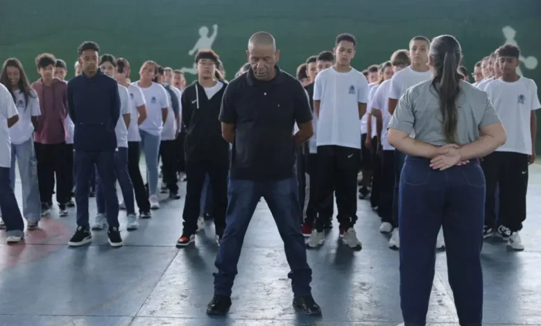100 escolas da rede estadual de São Paulo implementam modelo cívico-militar em segunda-feira, promovendo desenvolvimento integral de crianças e adolescentes através de integração entre educação e militância.