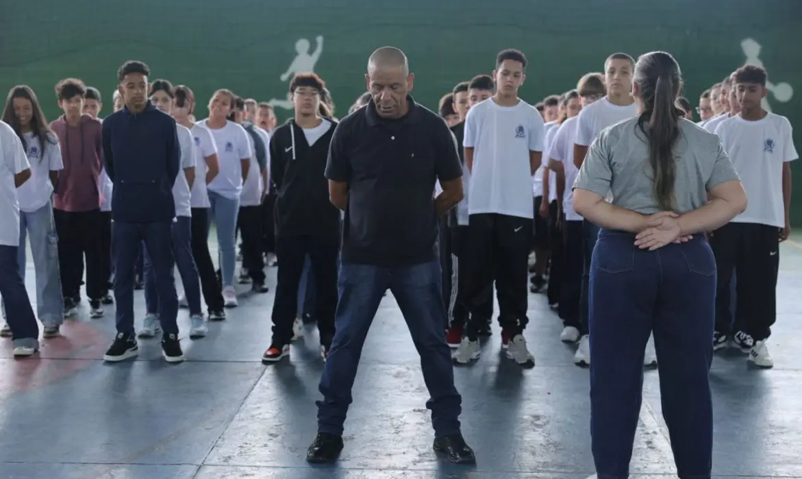 100 Escolas da Rede Estadual Implementam Modelo Cívico-Militar 14 100 escolas da rede estadual de São Paulo implementam modelo cívico-militar em segunda-feira, promovendo desenvolvimento integral de crianças e adolescentes através de integração entre educação e militância.