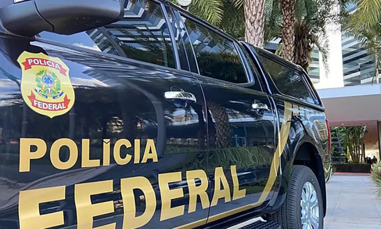 Operação da Polícia Federal desmantela grupo criminoso na fronteira Brasil-Uruguai, bloqueando R$ 31 milhões e sequestrando R$ 9 milhões em bens.