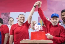 O PT defende a escola de samba Acadêmicos de Niterói após críticas à alegoria que ironiza famílias conservadoras, considerando as reações "ridículas" e uma tentativa de desviar o foco de discussões relevantes.