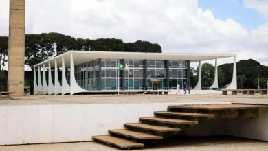 Supremo Tribunal Federal (STF) enfrenta crise após suspeitas de acessos ilegais a dados sigilosos de ministros, procurador-geral e familiares, com investigações da Polícia Federal.