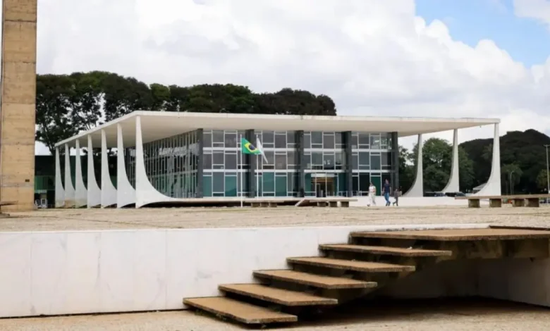 Supremo Tribunal Federal (STF) enfrenta crise após suspeitas de acessos ilegais a dados sigilosos de ministros, procurador-geral e familiares, com investigações da Polícia Federal.