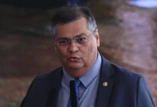 Ministro Flávio Dino libera decisão no STF, permitindo suplentes assumam controle de emendas parlamentares bloqueadas no Orçamento, evitando prejuízos às populações representadas.