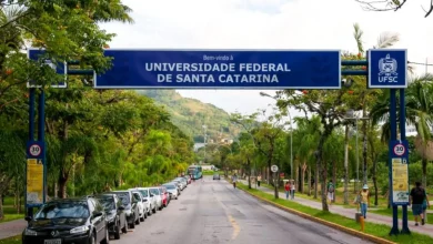 A Justiça Federal suspendeu provisoriamente a exigência de comprovante de vacinação contra Covid-19 para matrícula e permanência de alunos na UFSC. Entenda a decisão.