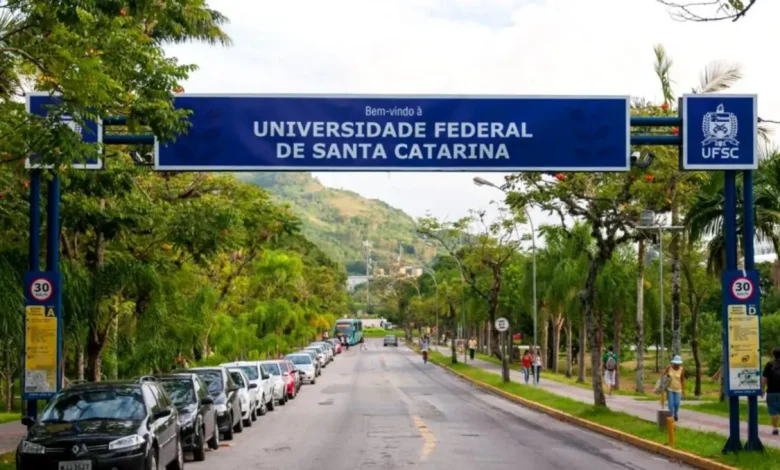 A Justiça Federal suspendeu provisoriamente a exigência de comprovante de vacinação contra Covid-19 para matrícula e permanência de alunos na UFSC. Entenda a decisão.