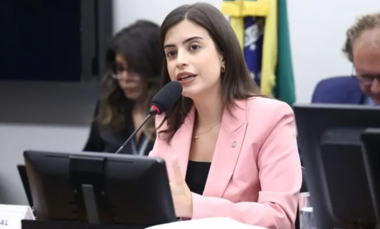 Tabata Amaral critica projeto de lei de pagamentos indenizatórios a servidores da Câmara e Senado, pressionando presidente Lula a vetar a mudança.