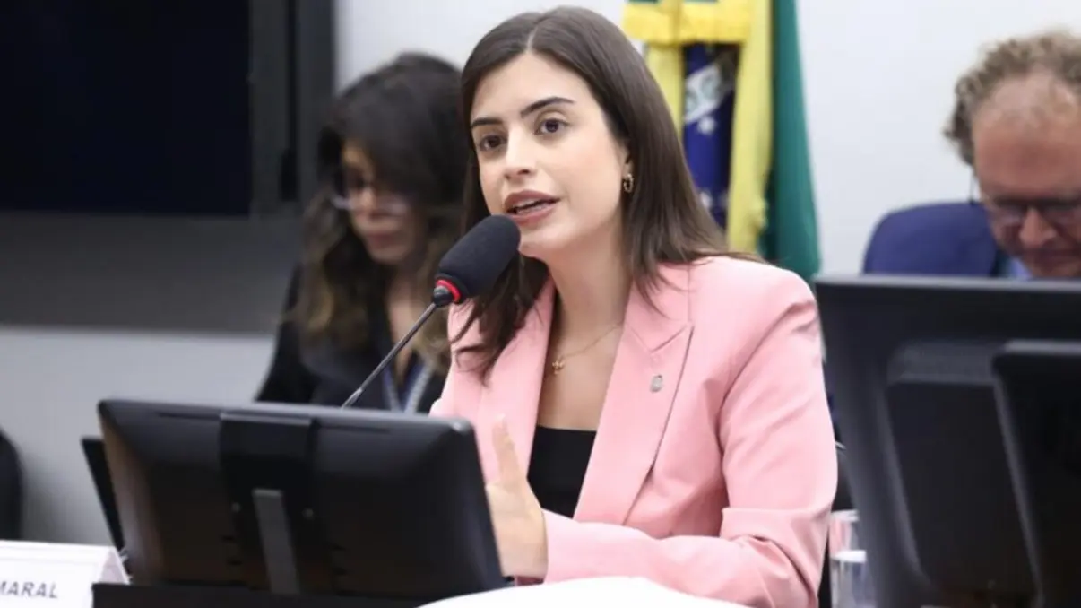 Tabata Amaral critica projeto de lei de pagamentos indenizatórios a servidores da Câmara e Senado, pressionando presidente Lula a vetar a mudança.