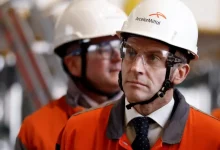 O presidente francês Emmanuel Macron alerta para a postura "antieuropeia" de Donald Trump, prevendo escalada nas tensões entre EUA e UE devido à regulação digital e comércio.