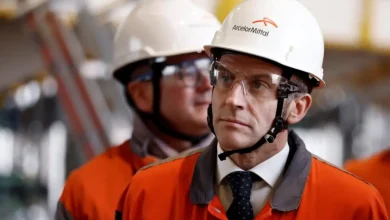 O presidente francês Emmanuel Macron alerta para a postura "antieuropeia" de Donald Trump, prevendo escalada nas tensões entre EUA e UE devido à regulação digital e comércio.