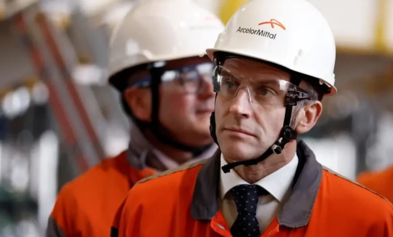 O presidente francês Emmanuel Macron alerta para a postura "antieuropeia" de Donald Trump, prevendo escalada nas tensões entre EUA e UE devido à regulação digital e comércio.