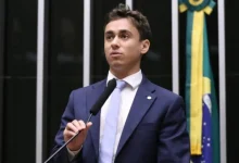 Nikolas Ferreira visita Jair Bolsonaro em reunião marcada por articulação da direita para as eleições de 2026 em Minas Gerais e discussão sobre estratégia partidária.