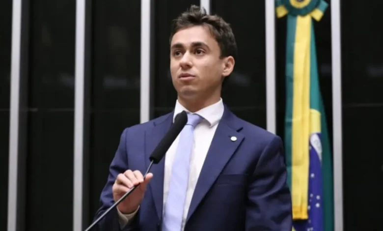 Nikolas Ferreira visita Jair Bolsonaro em reunião marcada por articulação da direita para as eleições de 2026 em Minas Gerais e discussão sobre estratégia partidária.